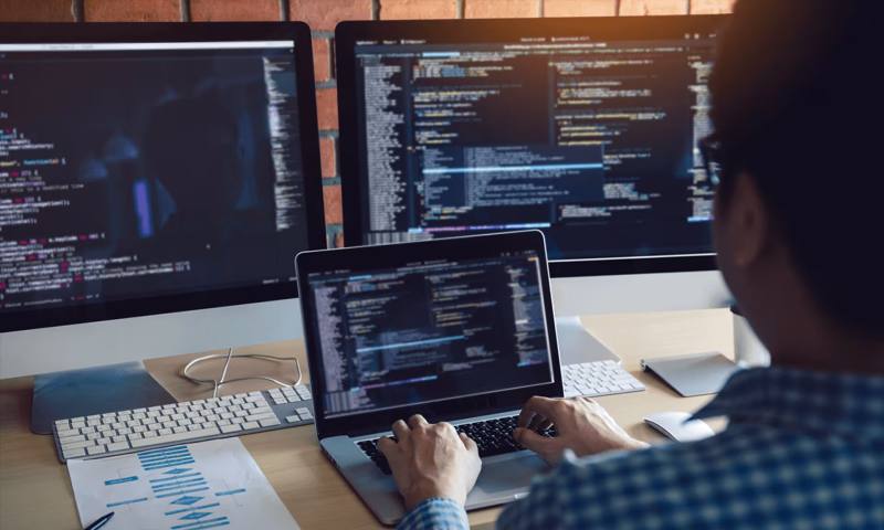 数据科学选型:R与Python如何赋能麒麟区网站建设?